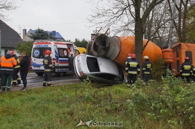 Zdarzenie przy Ostrowskiej: auto wbiło się w betoniarkę [25.10.2017] - zdjęcie #6 - eOstroleka.pl