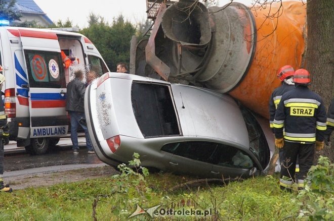 Zdarzenie przy Ostrowskiej: auto wbiło się w betoniarkę [25.10.2017] - zdjęcie #7 - eOstroleka.pl