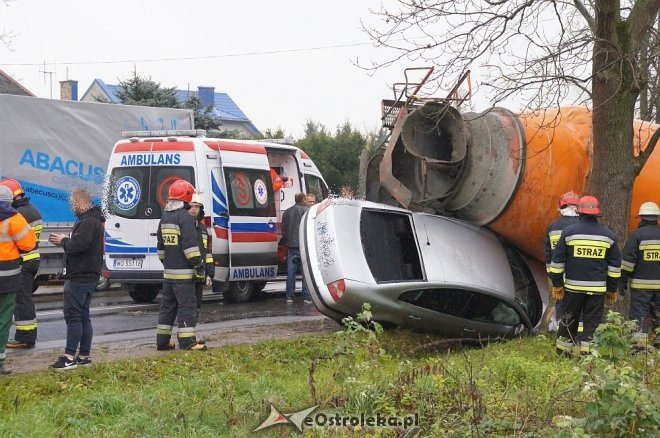 Zdarzenie przy Ostrowskiej: auto wbiło się w betoniarkę [25.10.2017] - zdjęcie #8 - eOstroleka.pl