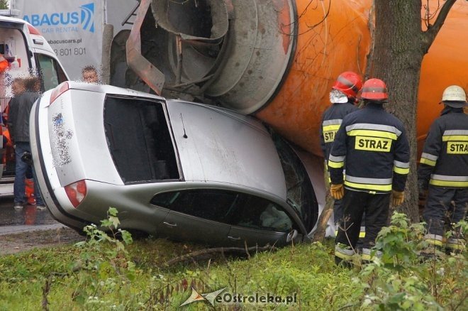 Zdarzenie przy Ostrowskiej: auto wbiło się w betoniarkę [25.10.2017] - zdjęcie #10 - eOstroleka.pl