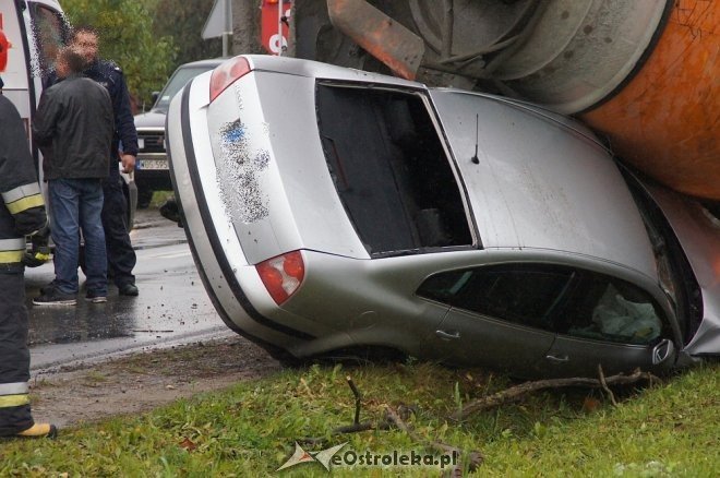 Zdarzenie przy Ostrowskiej: auto wbiło się w betoniarkę [25.10.2017] - zdjęcie #11 - eOstroleka.pl