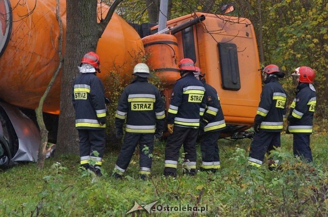 Zdarzenie przy Ostrowskiej: auto wbiło się w betoniarkę [25.10.2017] - zdjęcie #12 - eOstroleka.pl