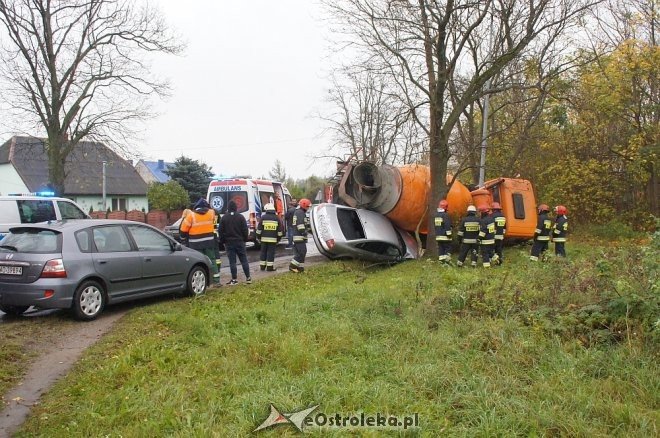 Zdarzenie przy Ostrowskiej: auto wbiło się w betoniarkę [25.10.2017] - zdjęcie #13 - eOstroleka.pl