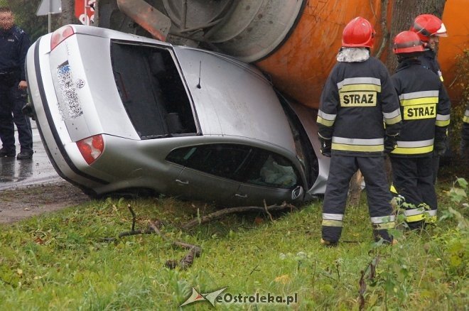 Zdarzenie przy Ostrowskiej: auto wbiło się w betoniarkę [25.10.2017] - zdjęcie #14 - eOstroleka.pl