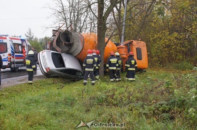 Zdarzenie przy Ostrowskiej: auto wbiło się w betoniarkę [25.10.2017] - zdjęcie #15 - eOstroleka.pl