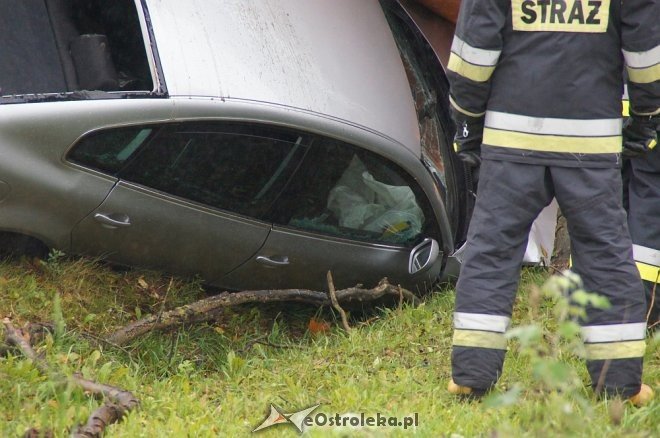 Zdarzenie przy Ostrowskiej: auto wbiło się w betoniarkę [25.10.2017] - zdjęcie #17 - eOstroleka.pl