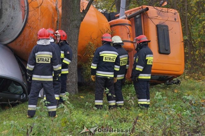 Zdarzenie przy Ostrowskiej: auto wbiło się w betoniarkę [25.10.2017] - zdjęcie #18 - eOstroleka.pl