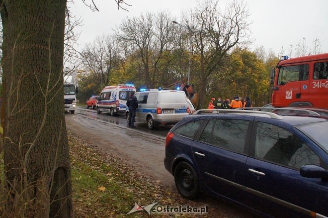 Zdarzenie przy Ostrowskiej: auto wbiło się w betoniarkę [25.10.2017] - zdjęcie #19 - eOstroleka.pl