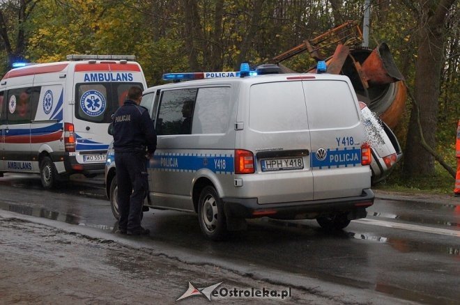 Zdarzenie przy Ostrowskiej: auto wbiło się w betoniarkę [25.10.2017] - zdjęcie #20 - eOstroleka.pl