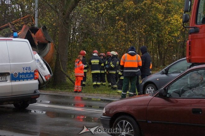 Zdarzenie przy Ostrowskiej: auto wbiło się w betoniarkę [25.10.2017] - zdjęcie #21 - eOstroleka.pl
