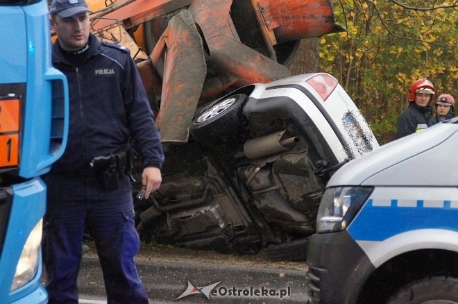 Zdarzenie przy Ostrowskiej: auto wbiło się w betoniarkę [25.10.2017] - zdjęcie #22 - eOstroleka.pl