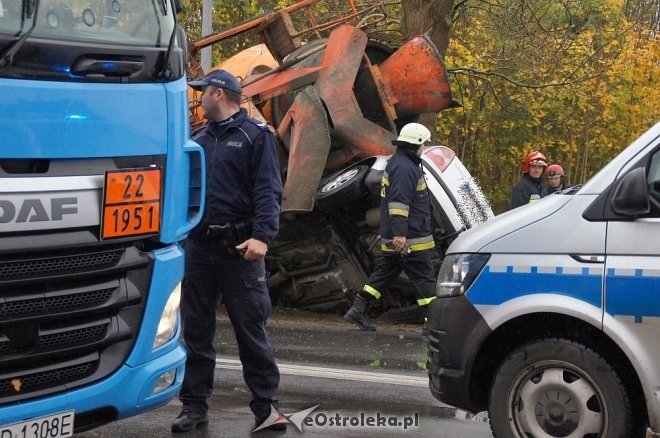 Zdarzenie przy Ostrowskiej: auto wbiło się w betoniarkę [25.10.2017] - zdjęcie #23 - eOstroleka.pl