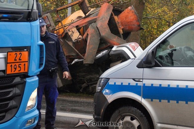 Zdarzenie przy Ostrowskiej: auto wbiło się w betoniarkę [25.10.2017] - zdjęcie #25 - eOstroleka.pl