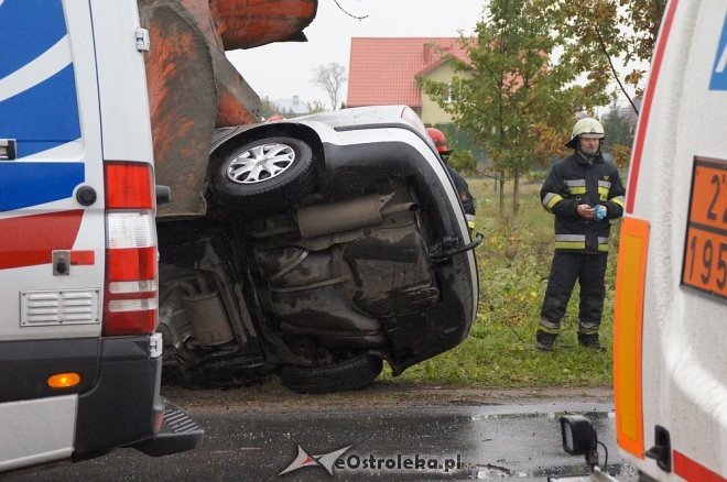 Zdarzenie przy Ostrowskiej: auto wbiło się w betoniarkę [25.10.2017] - zdjęcie #26 - eOstroleka.pl