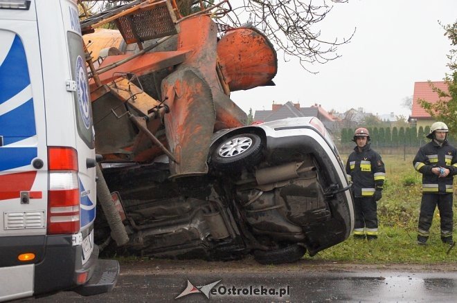 Zdarzenie przy Ostrowskiej: auto wbiło się w betoniarkę [25.10.2017] - zdjęcie #27 - eOstroleka.pl