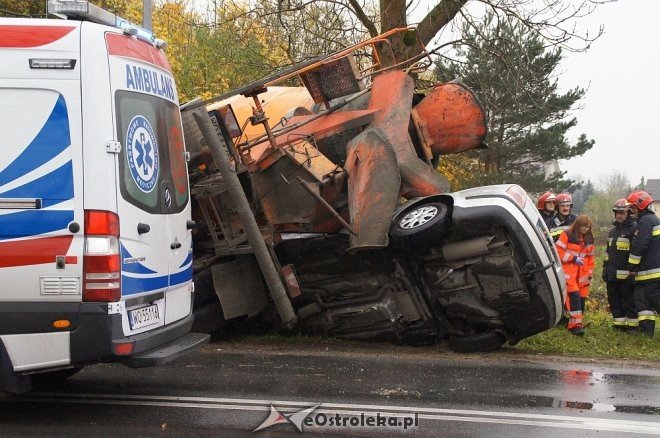Zdarzenie przy Ostrowskiej: auto wbiło się w betoniarkę [25.10.2017] - zdjęcie #28 - eOstroleka.pl