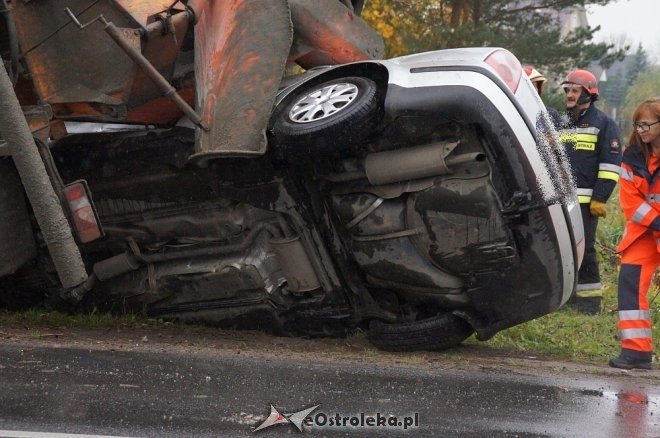 Zdarzenie przy Ostrowskiej: auto wbiło się w betoniarkę [25.10.2017] - zdjęcie #29 - eOstroleka.pl