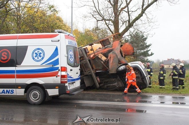 Zdarzenie przy Ostrowskiej: auto wbiło się w betoniarkę [25.10.2017] - zdjęcie #30 - eOstroleka.pl