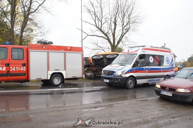Zdarzenie przy Ostrowskiej: auto wbiło się w betoniarkę [25.10.2017] - zdjęcie #31 - eOstroleka.pl
