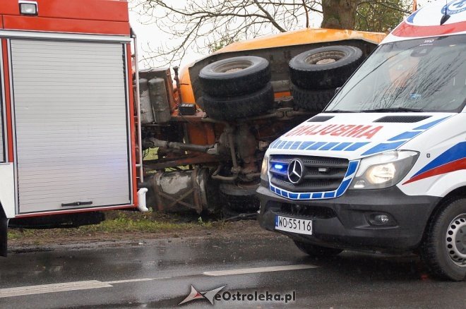 Zdarzenie przy Ostrowskiej: auto wbiło się w betoniarkę [25.10.2017] - zdjęcie #32 - eOstroleka.pl