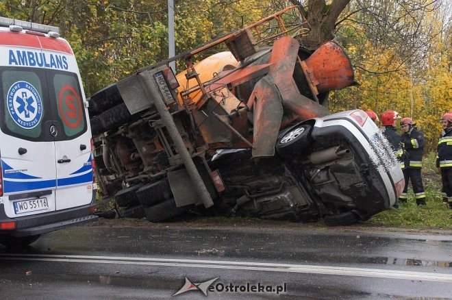Zdarzenie przy Ostrowskiej: auto wbiło się w betoniarkę [25.10.2017] - zdjęcie #33 - eOstroleka.pl