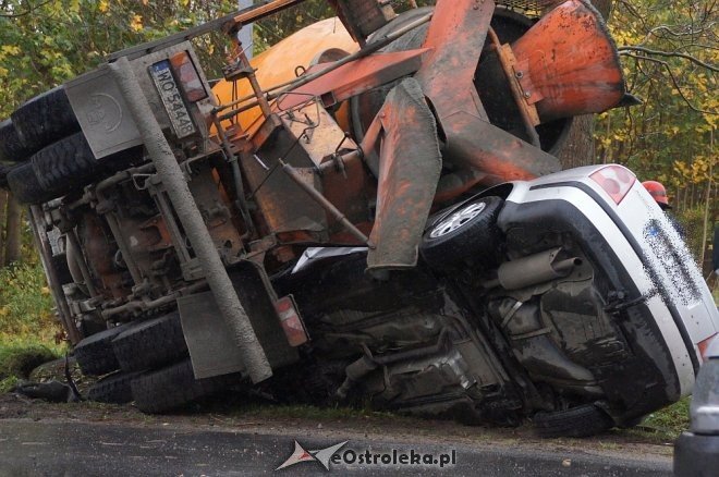 Zdarzenie przy Ostrowskiej: auto wbiło się w betoniarkę [25.10.2017] - zdjęcie #34 - eOstroleka.pl
