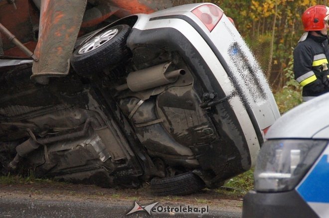 Zdarzenie przy Ostrowskiej: auto wbiło się w betoniarkę [25.10.2017] - zdjęcie #35 - eOstroleka.pl