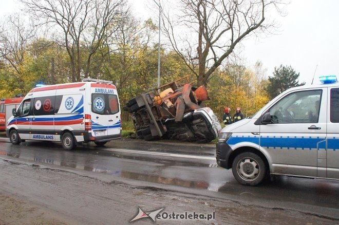 Zdarzenie przy Ostrowskiej: auto wbiło się w betoniarkę [25.10.2017] - zdjęcie #36 - eOstroleka.pl