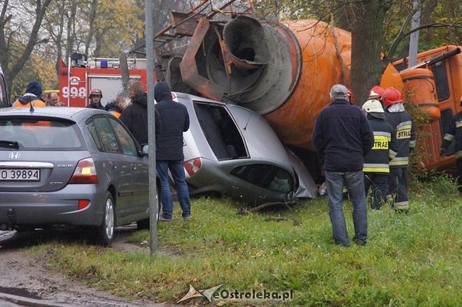 Zdarzenie przy Ostrowskiej: auto wbiło się w betoniarkę [25.10.2017] - zdjęcie #37 - eOstroleka.pl