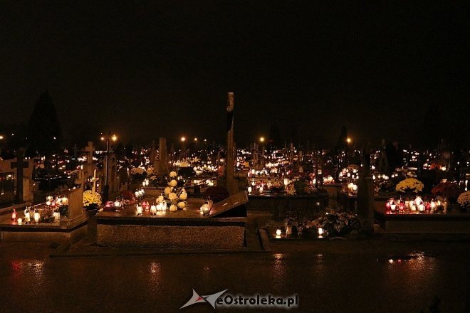 Cmentarz parafialny po zmroku [01.11.2017] - zdjęcie #4 - eOstroleka.pl