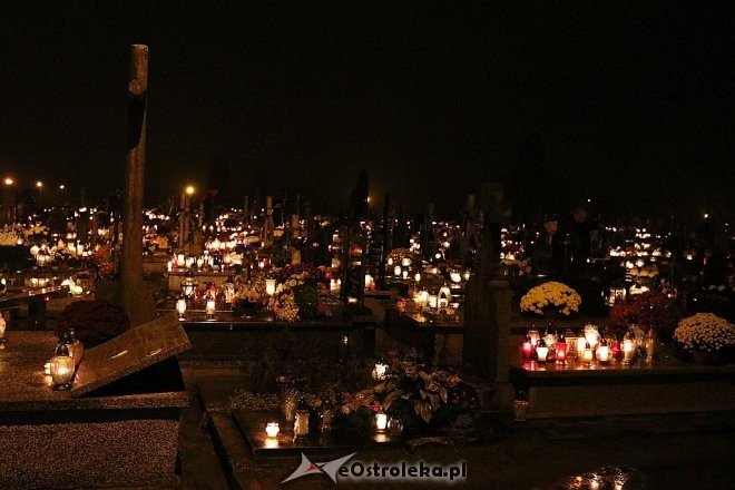 Cmentarz parafialny po zmroku [01.11.2017] - zdjęcie #5 - eOstroleka.pl