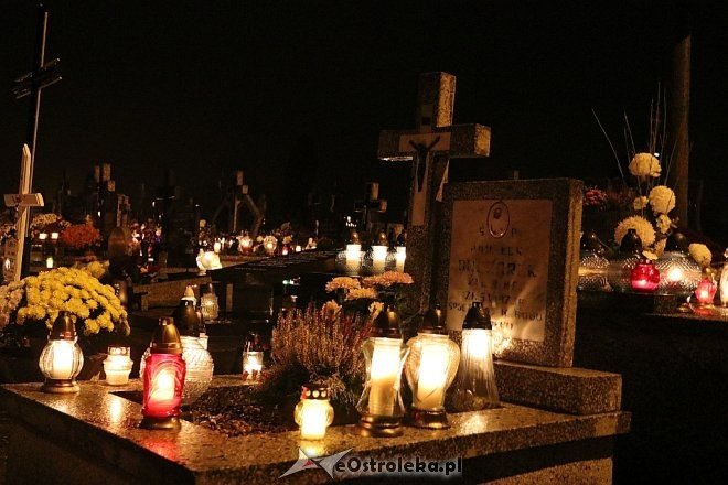 Cmentarz parafialny po zmroku [01.11.2017] - zdjęcie #6 - eOstroleka.pl