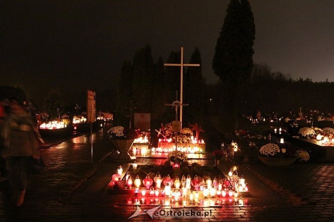 Cmentarz parafialny po zmroku [01.11.2017] - zdjęcie #9 - eOstroleka.pl
