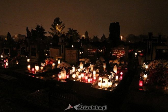 Cmentarz parafialny po zmroku [01.11.2017] - zdjęcie #12 - eOstroleka.pl