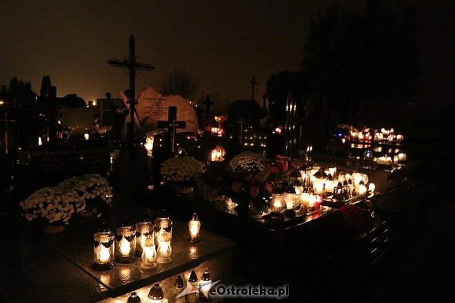Cmentarz parafialny po zmroku [01.11.2017] - zdjęcie #13 - eOstroleka.pl