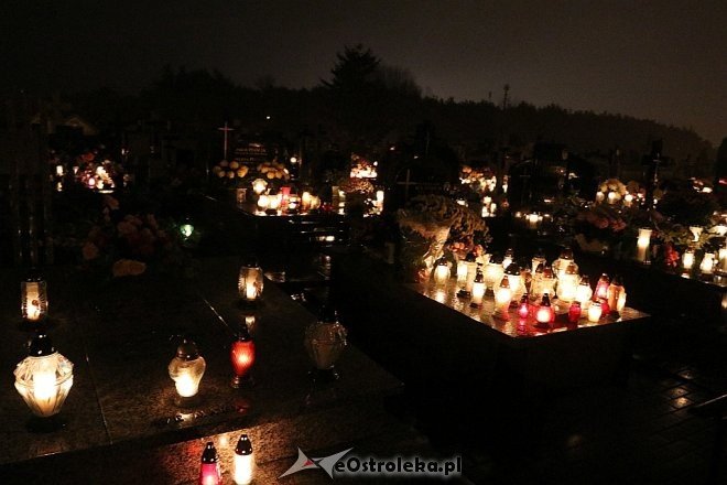 Cmentarz parafialny po zmroku [01.11.2017] - zdjęcie #14 - eOstroleka.pl