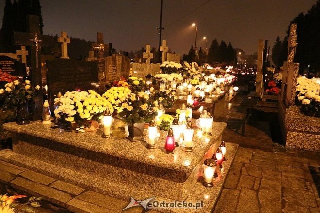 Cmentarz parafialny po zmroku [01.11.2017] - zdjęcie #17 - eOstroleka.pl
