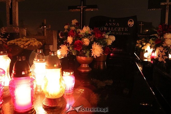 Cmentarz parafialny po zmroku [01.11.2017] - zdjęcie #18 - eOstroleka.pl
