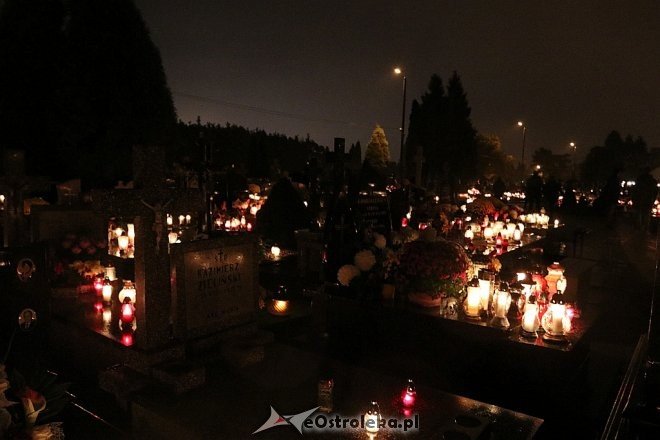 Cmentarz parafialny po zmroku [01.11.2017] - zdjęcie #36 - eOstroleka.pl