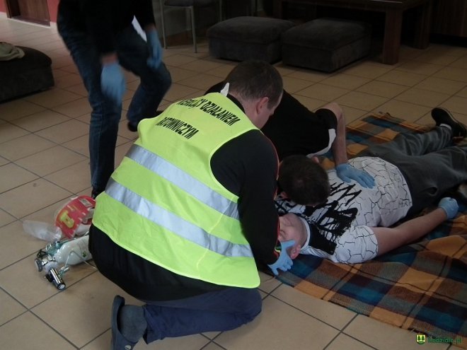 Strażacy ochotnicy z gminy Kadzidło przeszkoleni z zakresu kwalifikowanej pierwszej pomocy [ZDJĘCIA] - zdjęcie #5 - eOstroleka.pl