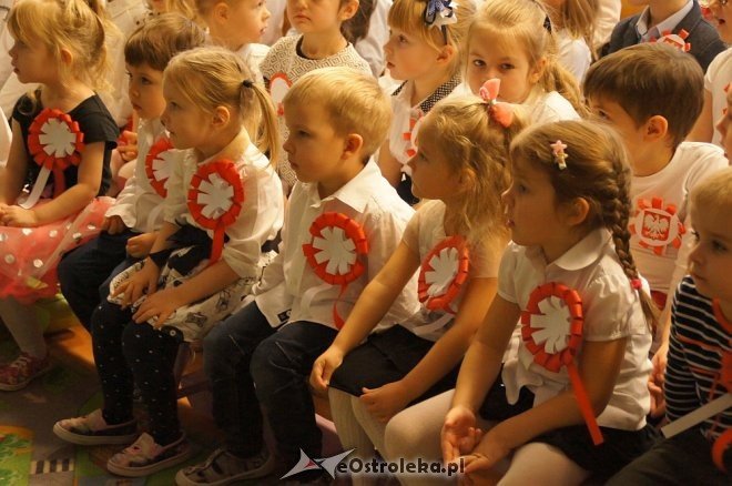Święto Niepodległości w Przedszkolu Miejskim nr 16 Kraina Odkrywców [10.11.2017] - zdjęcie #40 - eOstroleka.pl