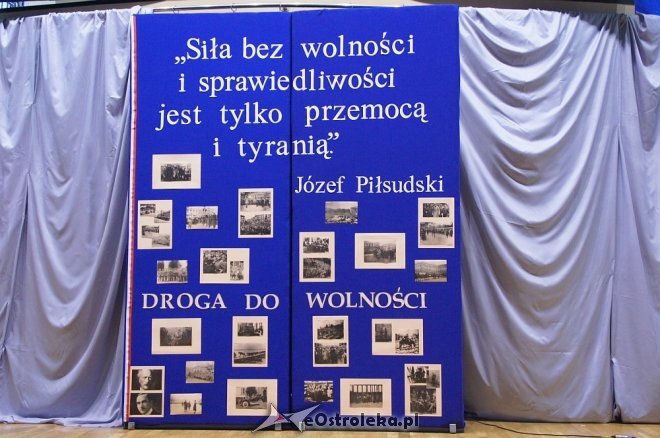 Gala z okazji Święta Niepodległości w II Liceum Ogólnokształcącym w Ostrołęce [10.11.2017] - zdjęcie #17 - eOstroleka.pl