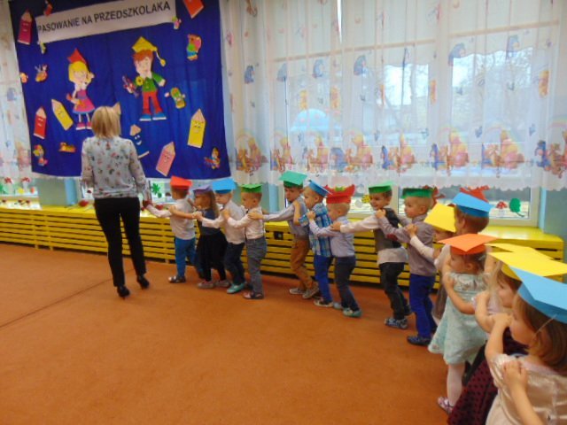 Pasowanie na przedszkolaka w miejskiej „ósemce” [ZDJĘCIA] - zdjęcie #1 - eOstroleka.pl