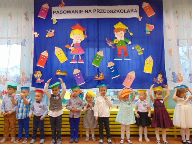 Pasowanie na przedszkolaka w miejskiej „ósemce” [ZDJĘCIA] - zdjęcie #6 - eOstroleka.pl