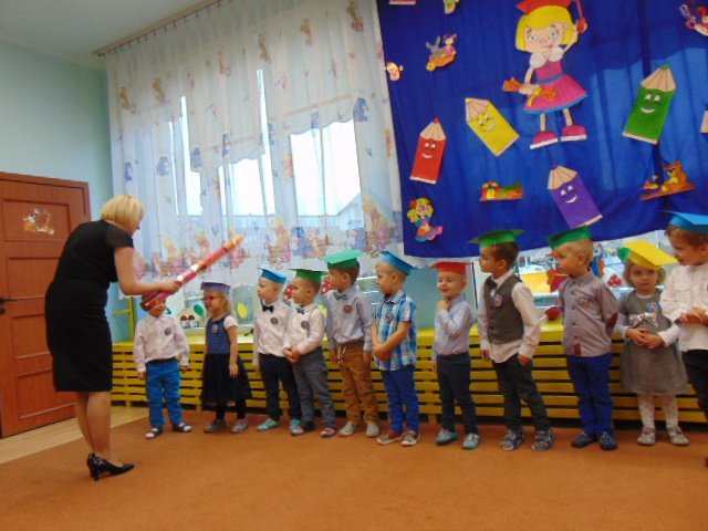 Pasowanie na przedszkolaka w miejskiej „ósemce” [ZDJĘCIA] - zdjęcie #12 - eOstroleka.pl