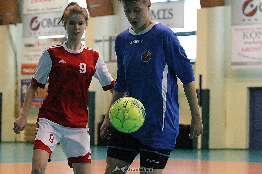 Mistrzostwa Ostrołęki szkół średnich w piłce nożnej dziewcząt [16.11.2017] - zdjęcie #3 - eOstroleka.pl