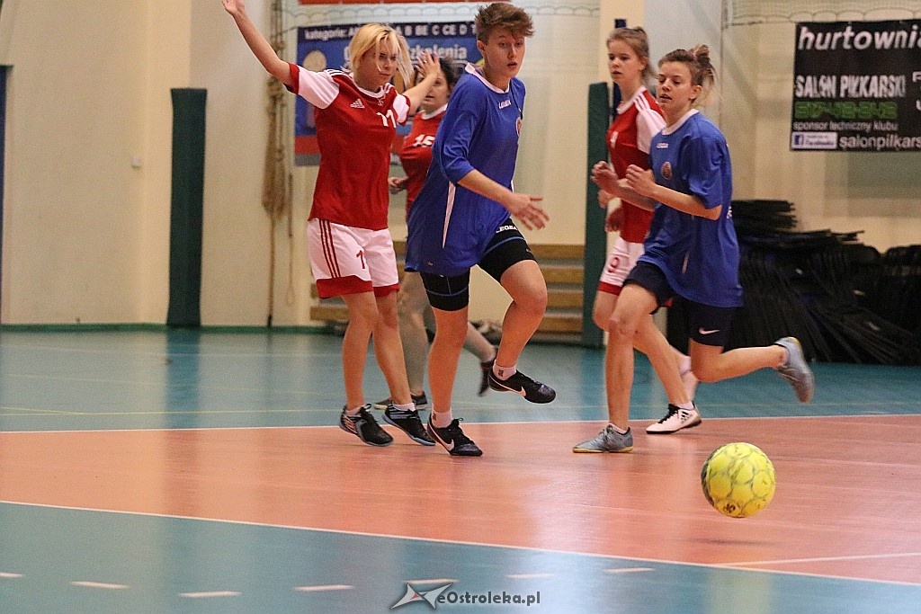 Mistrzostwa Ostrołęki szkół średnich w piłce nożnej dziewcząt [16.11.2017] - zdjęcie #5 - eOstroleka.pl