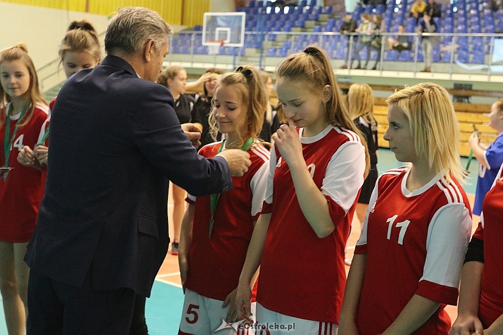 Mistrzostwa Ostrołęki szkół średnich w piłce nożnej dziewcząt [16.11.2017] - zdjęcie #38 - eOstroleka.pl