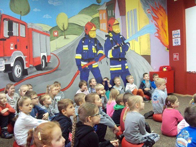Przedszkolaki z miejskiej „ósemki” z wizytą u strażaków [ZDJĘCIA] - zdjęcie #1 - eOstroleka.pl