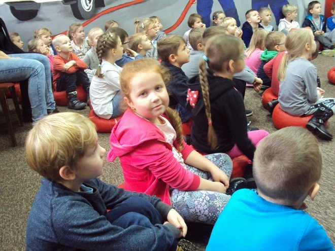 Przedszkolaki z miejskiej „ósemki” z wizytą u strażaków [ZDJĘCIA] - zdjęcie #2 - eOstroleka.pl